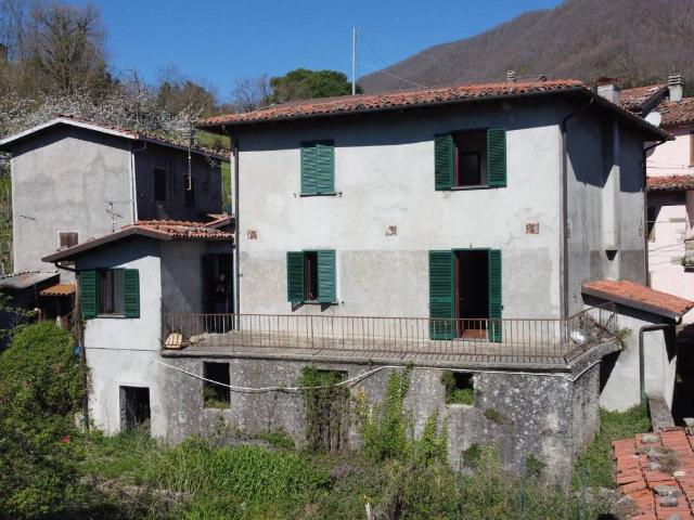 Casa indipendente in vendita a Camporgiano LU