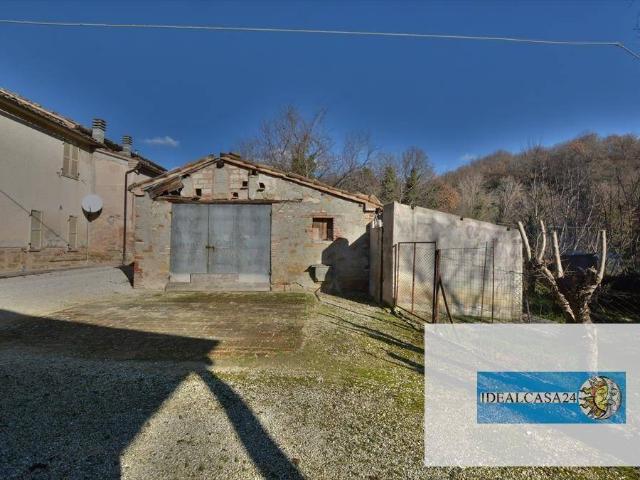 Casa indipendente in vendita a Camporotondo di Fiastrone MC