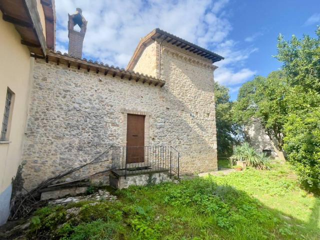 Casa indipendente in vendita a Campello sul Clitunno PG