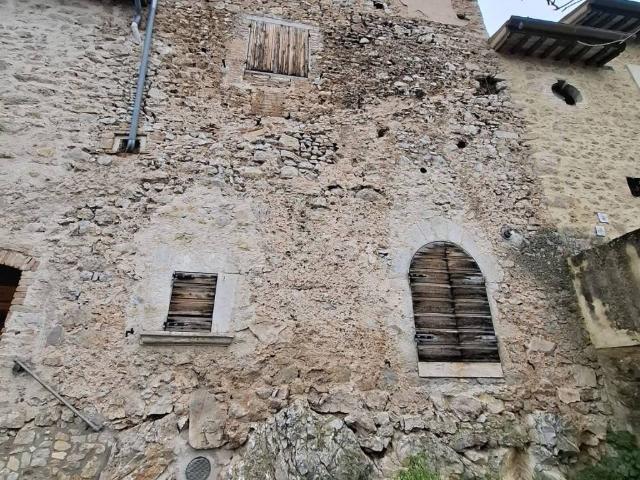 Casa indipendente in vendita a Campello sul Clitunno PG
