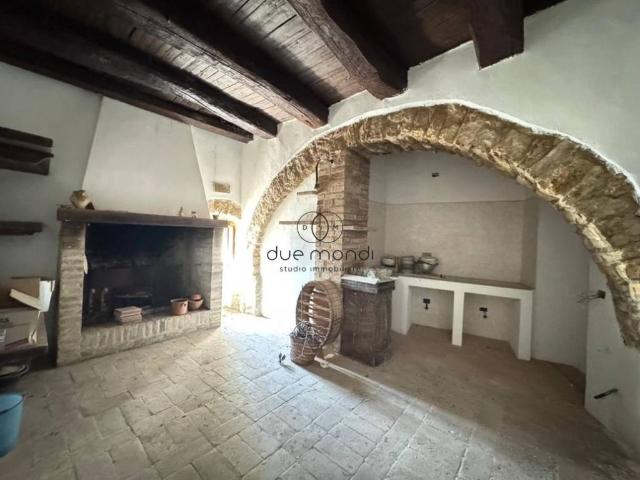 Casa indipendente in vendita a Campello sul Clitunno PG
