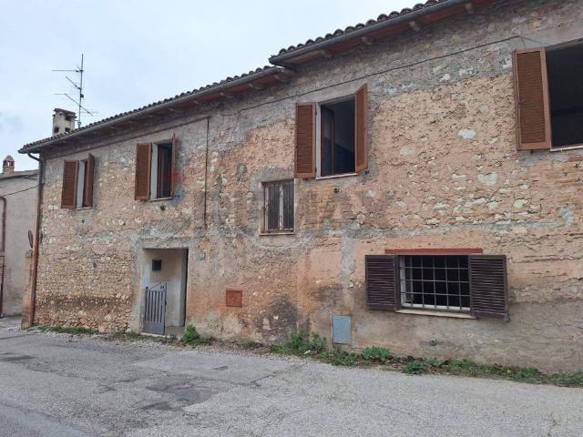 Casa indipendente in vendita a Campello sul Clitunno PG