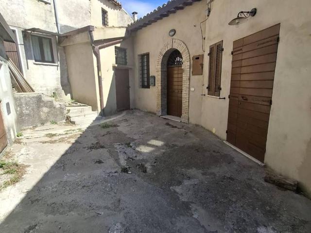 Casa indipendente in vendita a Campello sul Clitunno PG