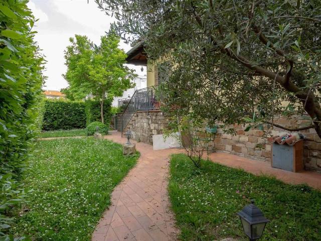 Casa indipendente in vendita a Campi Bisenzio FI
