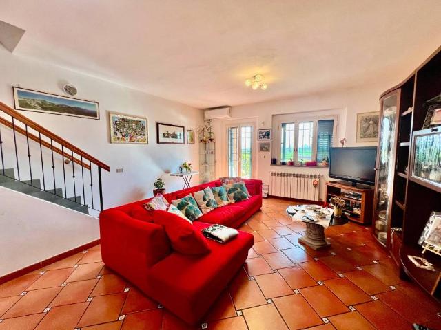 Casa indipendente in vendita a Campi Bisenzio FI