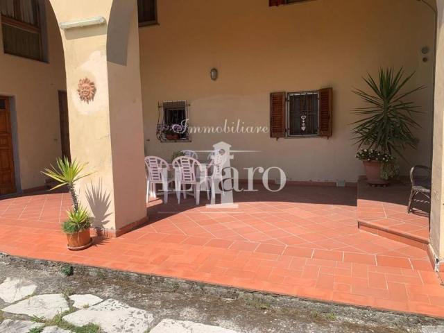 Casa indipendente in vendita a Campi Bisenzio FI