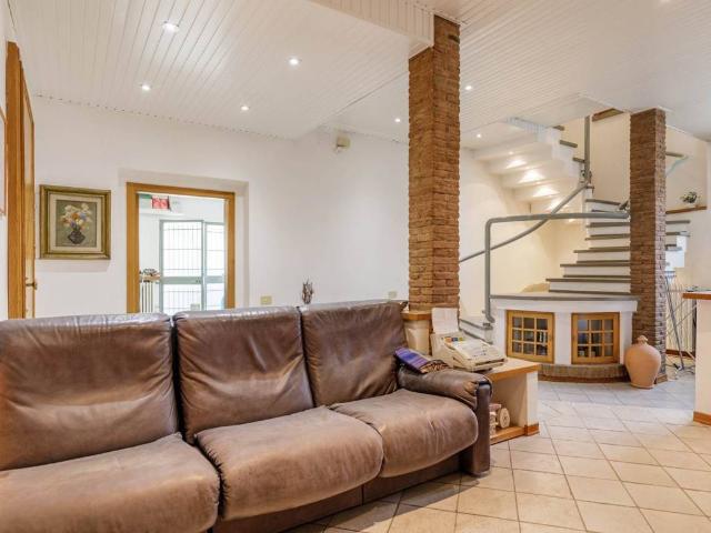 Casa indipendente in vendita a Campi Bisenzio FI