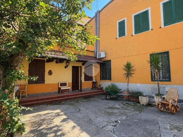 Casa indipendente in vendita a Campi Bisenzio FI
