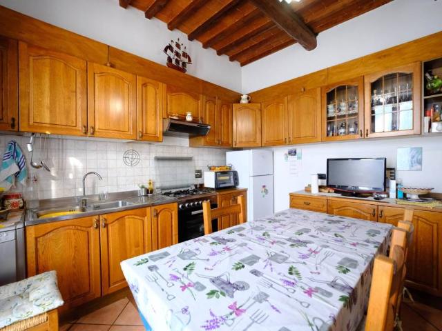 Casa indipendente in vendita a Campi Bisenzio FI