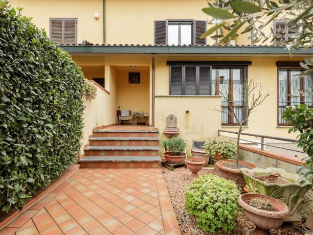 Casa indipendente in vendita a Campi Bisenzio FI