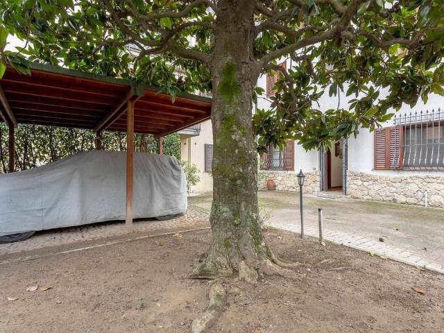 Casa indipendente in vendita a Campi Bisenzio FI
