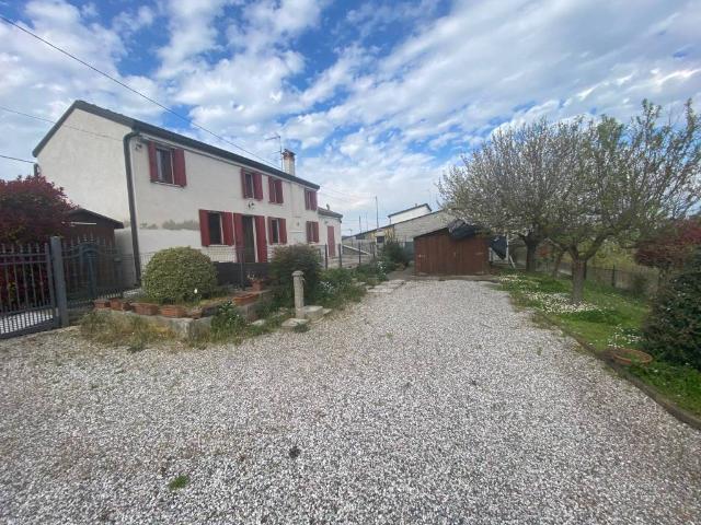 Casa indipendente in vendita a Canaro RO