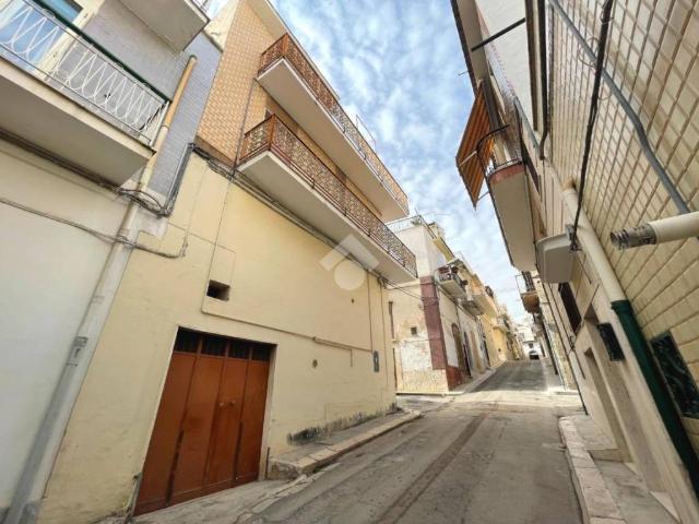 Casa indipendente in vendita a Canosa di Puglia via Roma, 36