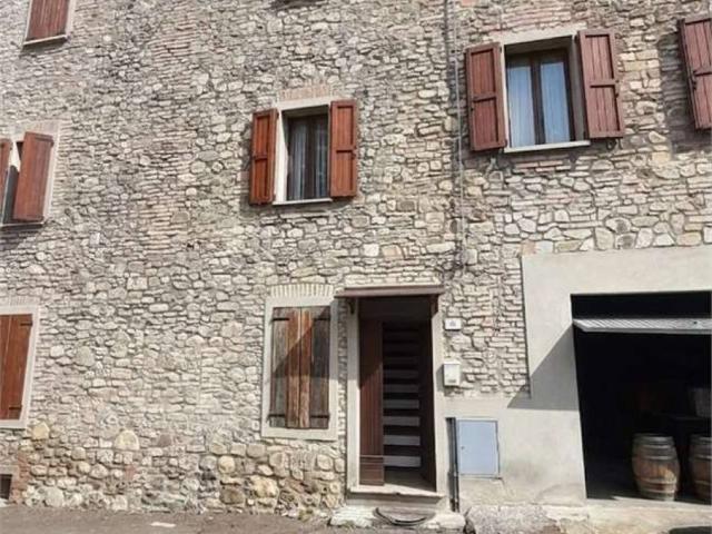 Casa indipendente in vendita a Canossa RE