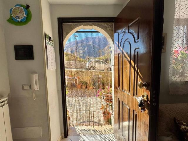 Casa indipendente in vendita a Capistrello AQ