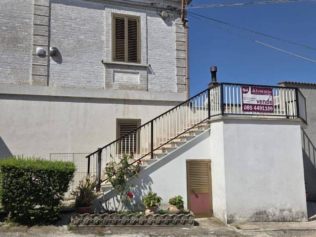 Casa indipendente in vendita a Cappelle sul Tavo PE