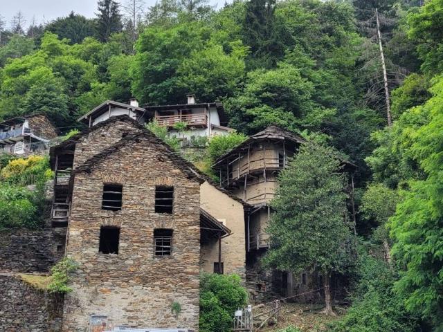 Casa indipendente in vendita a Caprezzo VB