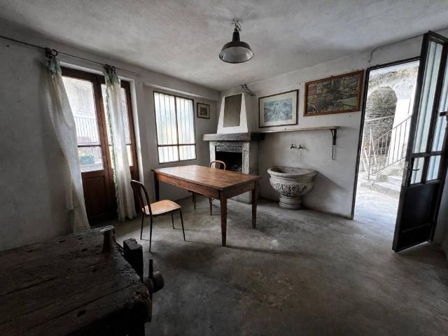 Casa indipendente in vendita a Caprezzo VB