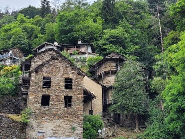 Casa indipendente in vendita a Caprezzo via Verazzi