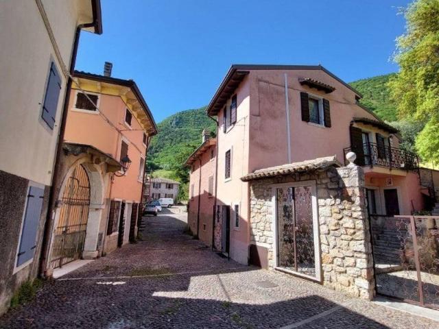 Casa indipendente in vendita a Caprino Veronese VR
