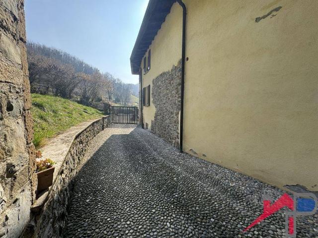 Casa indipendente in vendita a Caprino Bergamasco BG