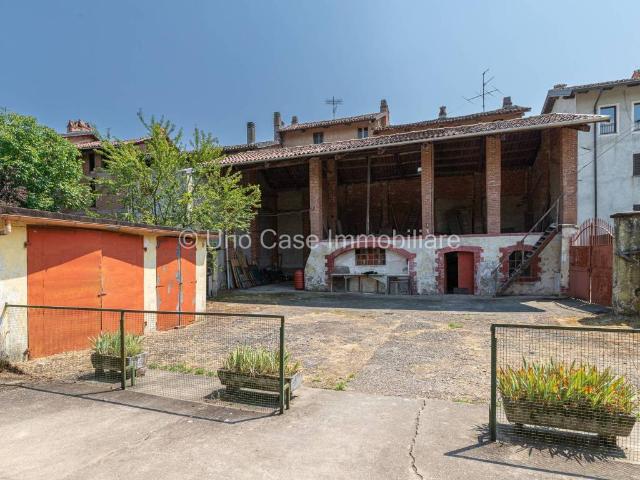 Casa indipendente in vendita a Caravino TO