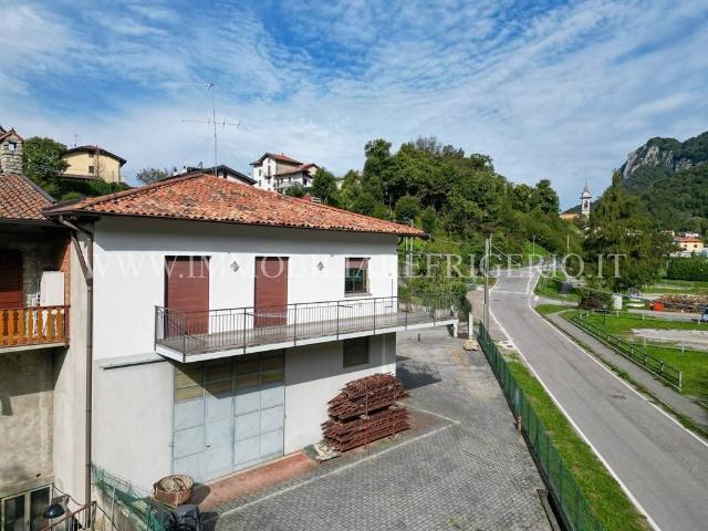 Casa indipendente in vendita a Carenno LC