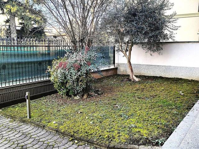 Casa indipendente in vendita a Caronno Pertusella