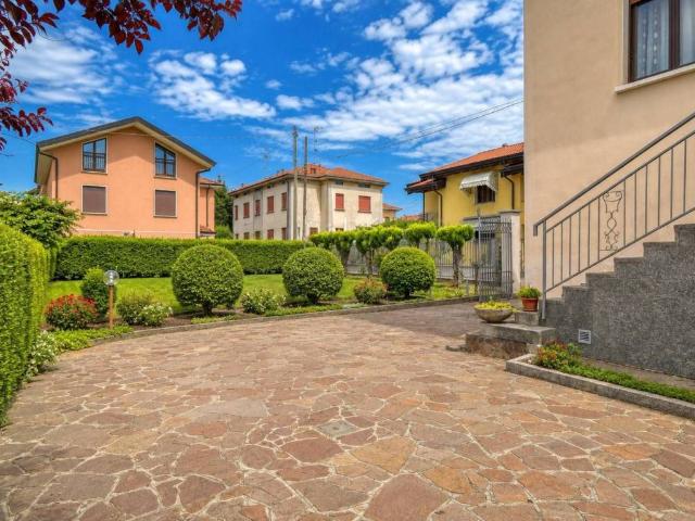 Casa indipendente in vendita a Carnago VA