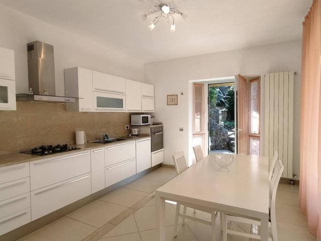Casa indipendente in vendita a Carrara