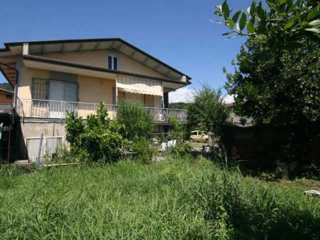 Casa indipendente in vendita a Carrara via Giovanni Tognini, Fossone