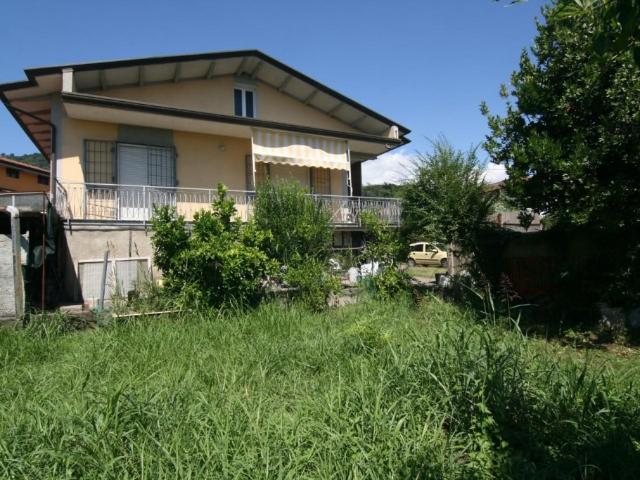 Casa indipendente in vendita a Carrara via Giovanni Tognini, Fossone