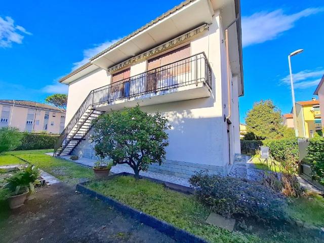 Casa indipendente in vendita a Carrara via della Bassa, Marina Di Carrara