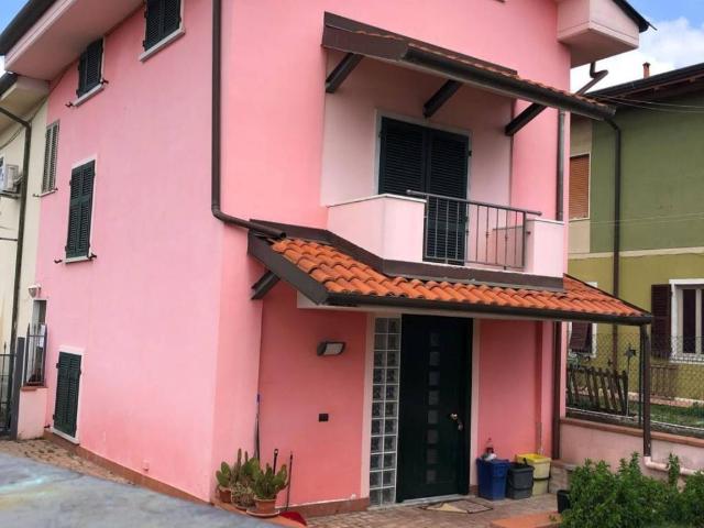 Casa indipendente in vendita a Carrara MS