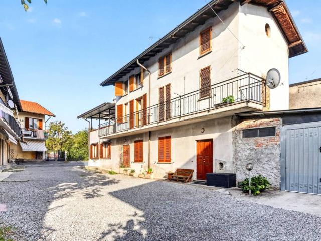 Casa indipendente in vendita a Carugo CO