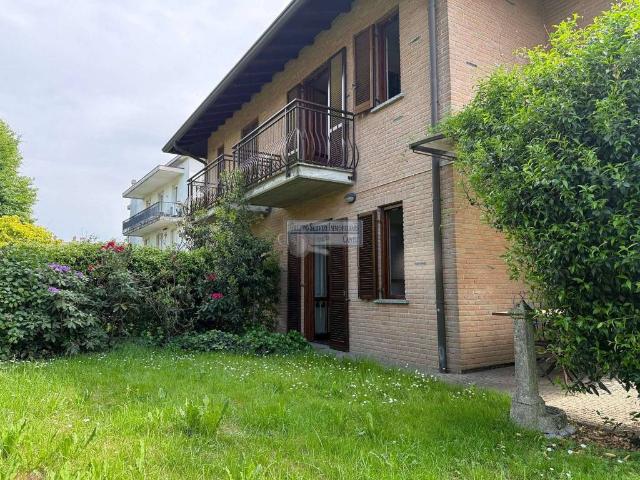Casa indipendente in vendita a Carugo CO