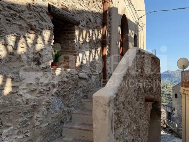 Casa indipendente in vendita a Casalvecchio Siculo ME