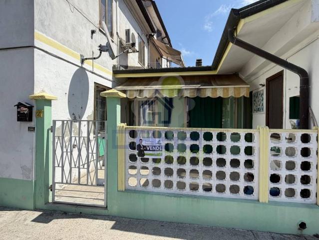 Casa indipendente in vendita a Casalmaggiore via bovio 13, Agoiolo