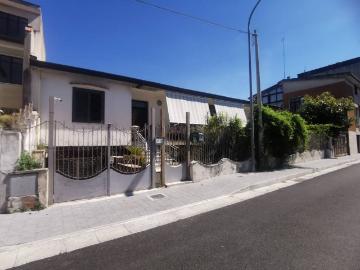 Casa indipendente in vendita a Caserta CE