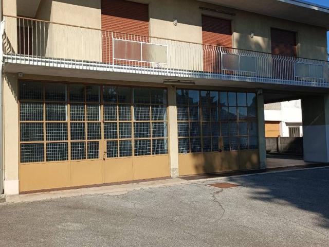 Casa indipendente in vendita a Casorate Sempione VA