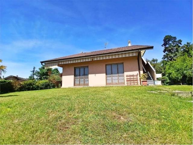Villa in vendita a Casnate con Bernate CO