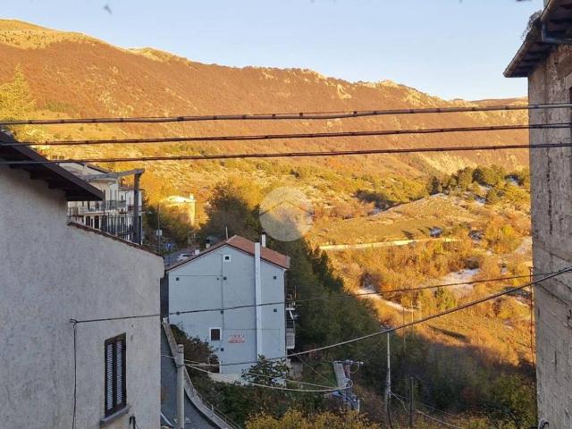 Casa indipendente in vendita a Castel del Monte AQ