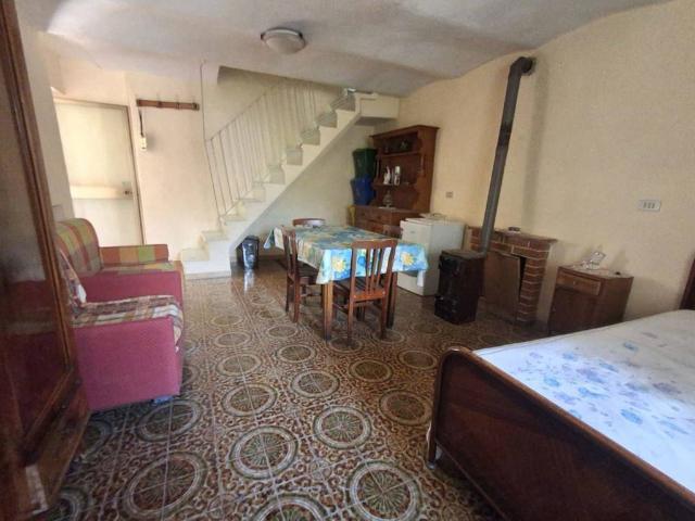 Casa indipendente in vendita a Castel del Monte AQ