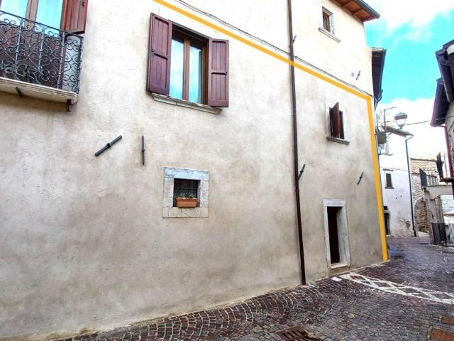 Casa indipendente in vendita a Castel del Monte AQ