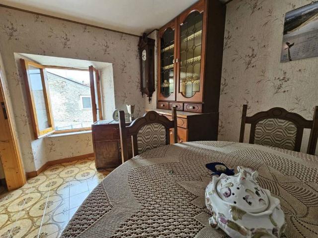 Casa indipendente in vendita a Castel del Monte AQ