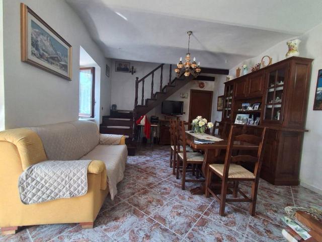 Casa indipendente in vendita a Castel del Monte AQ