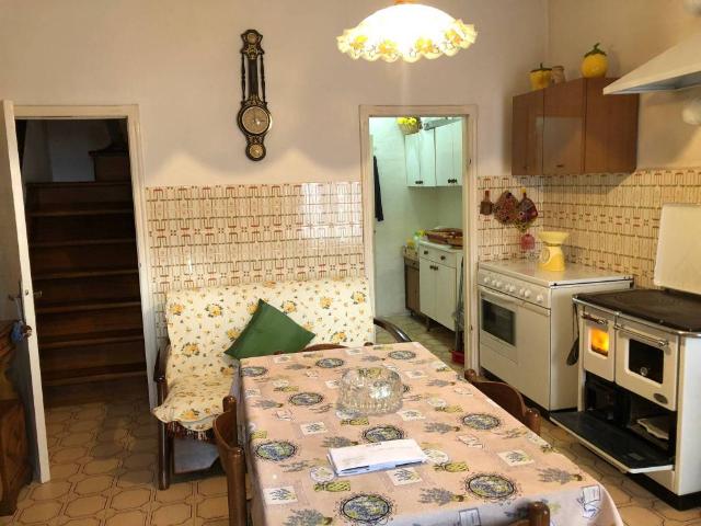 Casa indipendente in vendita a Castell'Azzara GR
