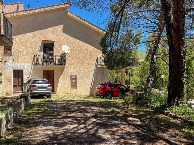 Casa indipendente in vendita a Castellana Sicula PA