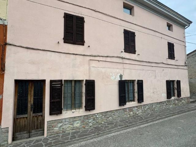 Casa indipendente in vendita a Castell'Arquato PC