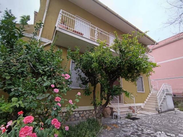 Casa indipendente in vendita a Castelnuovo di Farfa RI